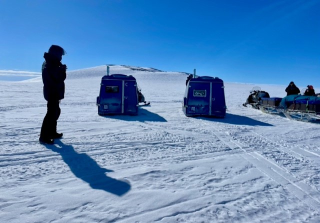 Ett stopp med skotrar i Antarktis.