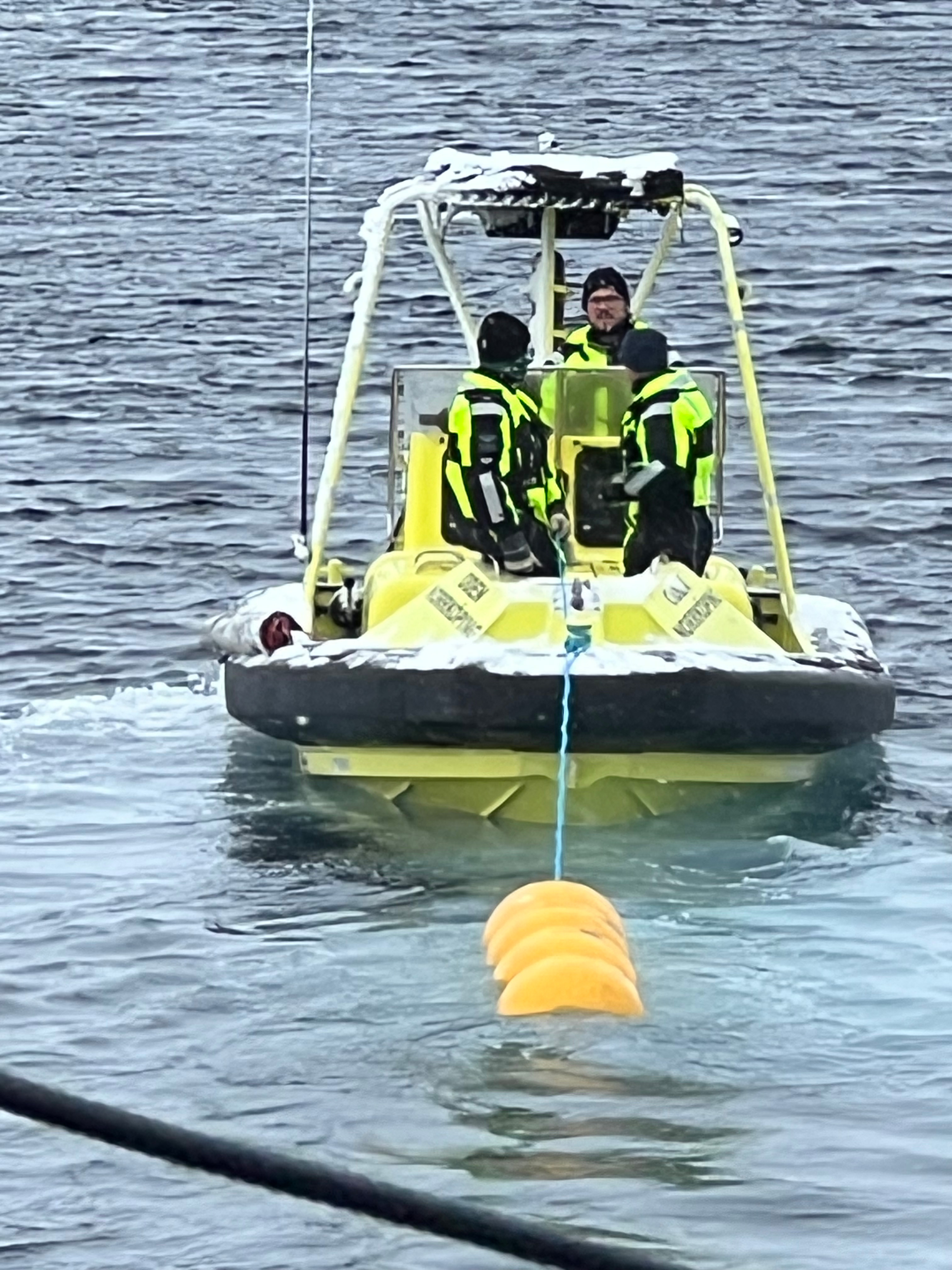 Boat with buoy in the water. Foto: Katarina Gårdfeldt