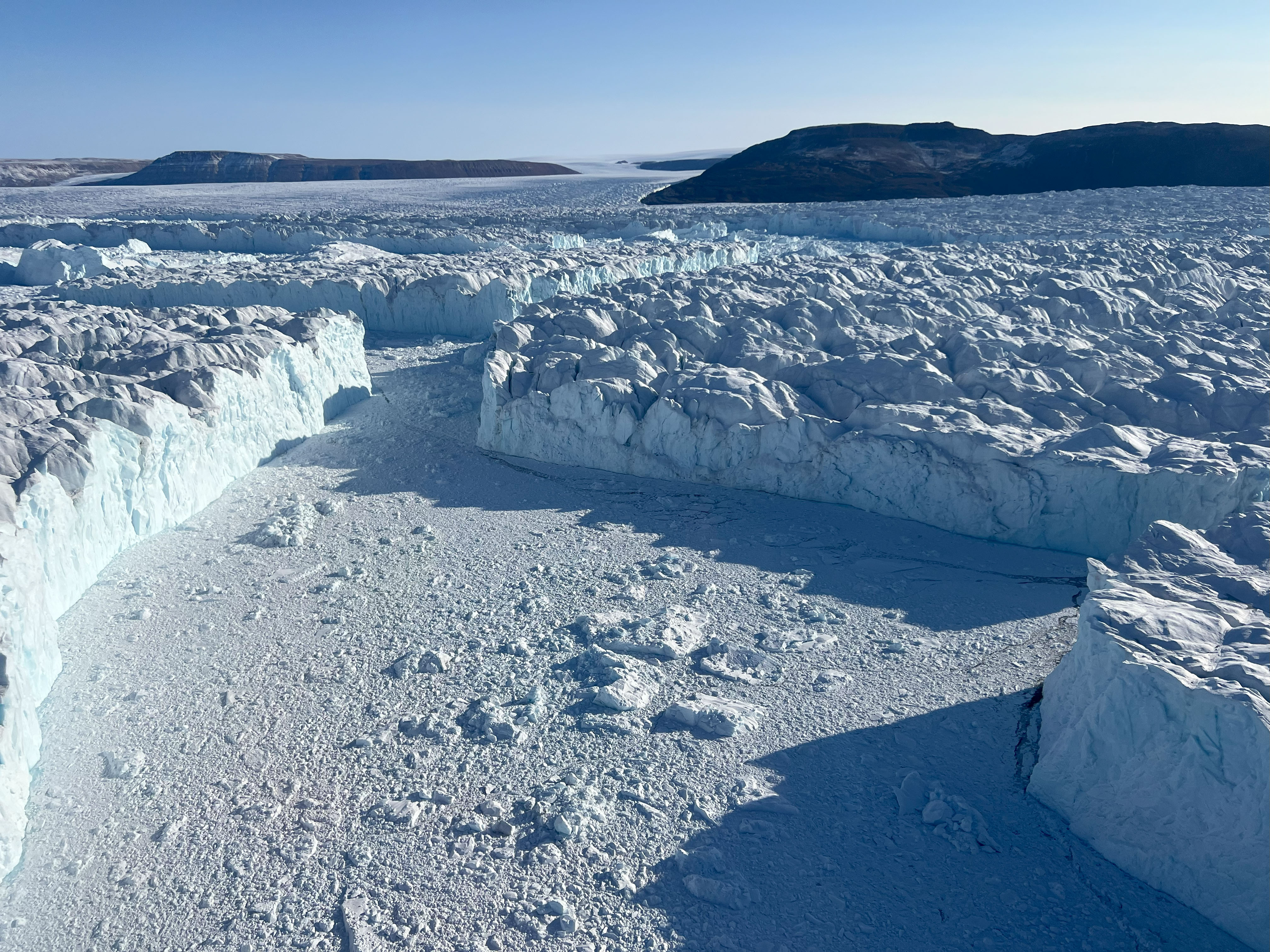 Mur av isberg framför Ostenfeldglaciären