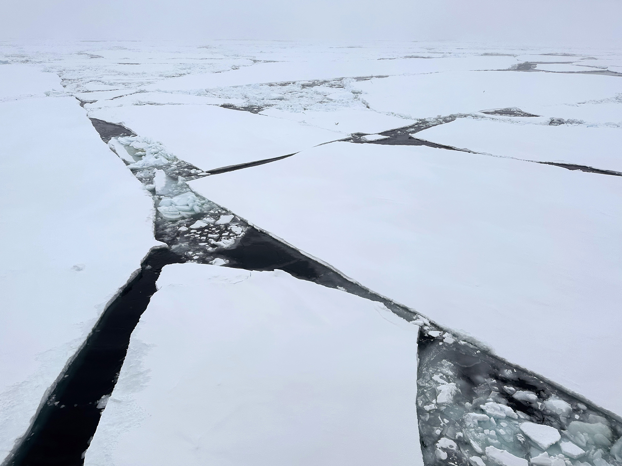 Delade isflak med raka linjer. 