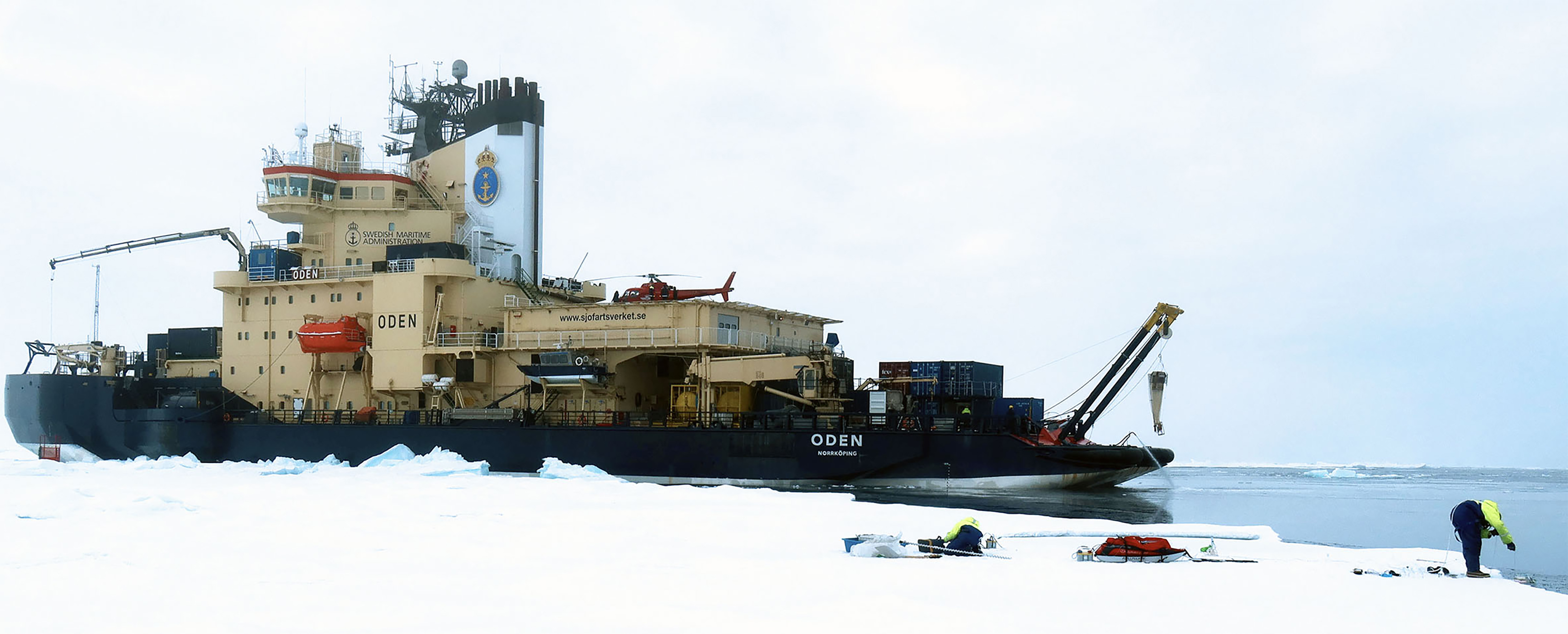 Multinätet vinschas ner från isbrytaren Oden