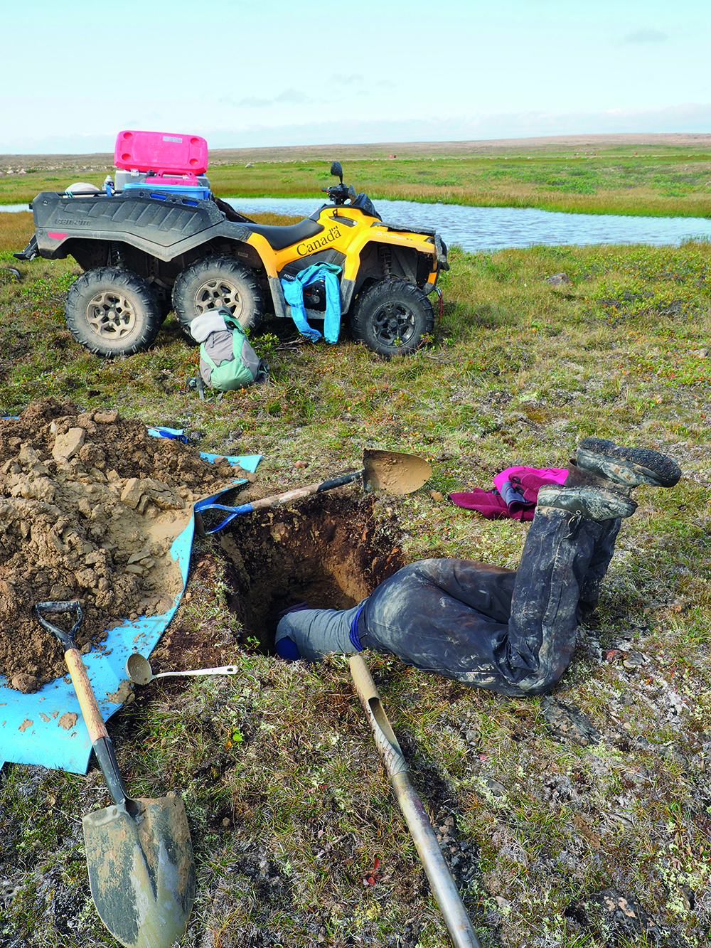 ”När man borrar permafrost behöver man först gräva sig ner till permafrostytan, vilket ibland kunde vara en bit över en meter. Här rensar vi botten på sten, grus och lera.”
