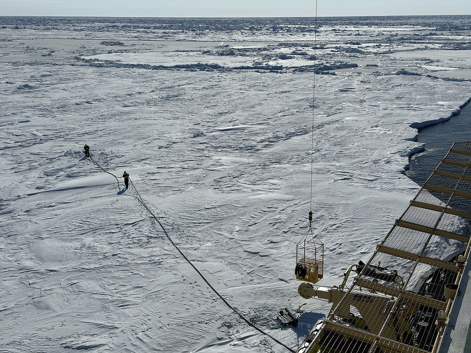 Forskare arbetar på isen utanför Oden. 