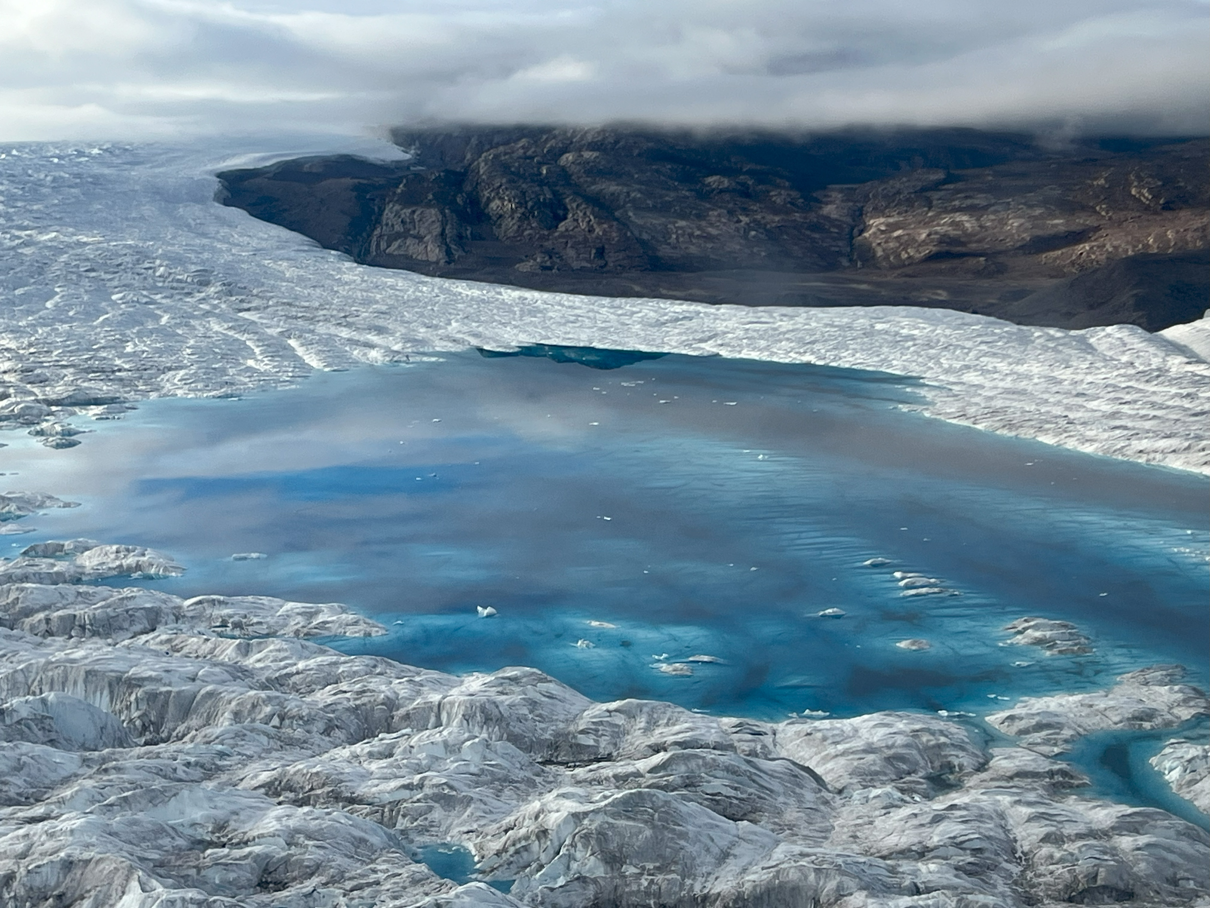 Smältvattensjö på C.H. Ostenfeldglaciären