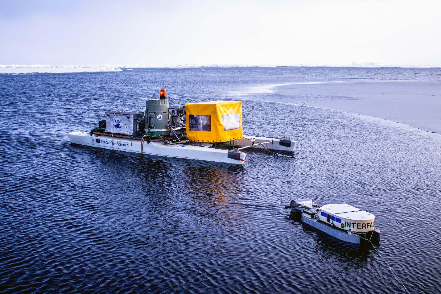 Jakten på arktisk biofilm: att förstå havsytans mikrolager i en öppen råk