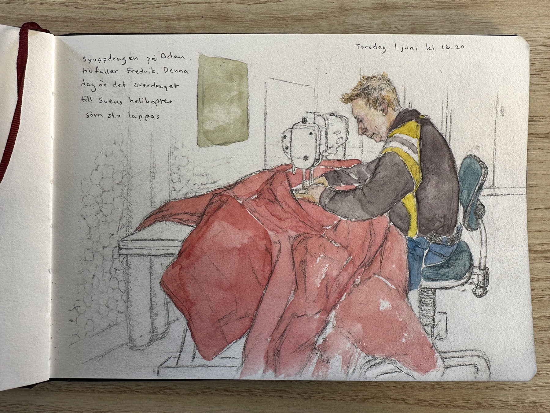 Teckning/akvarell av person som syr i ett stort rött tyg 