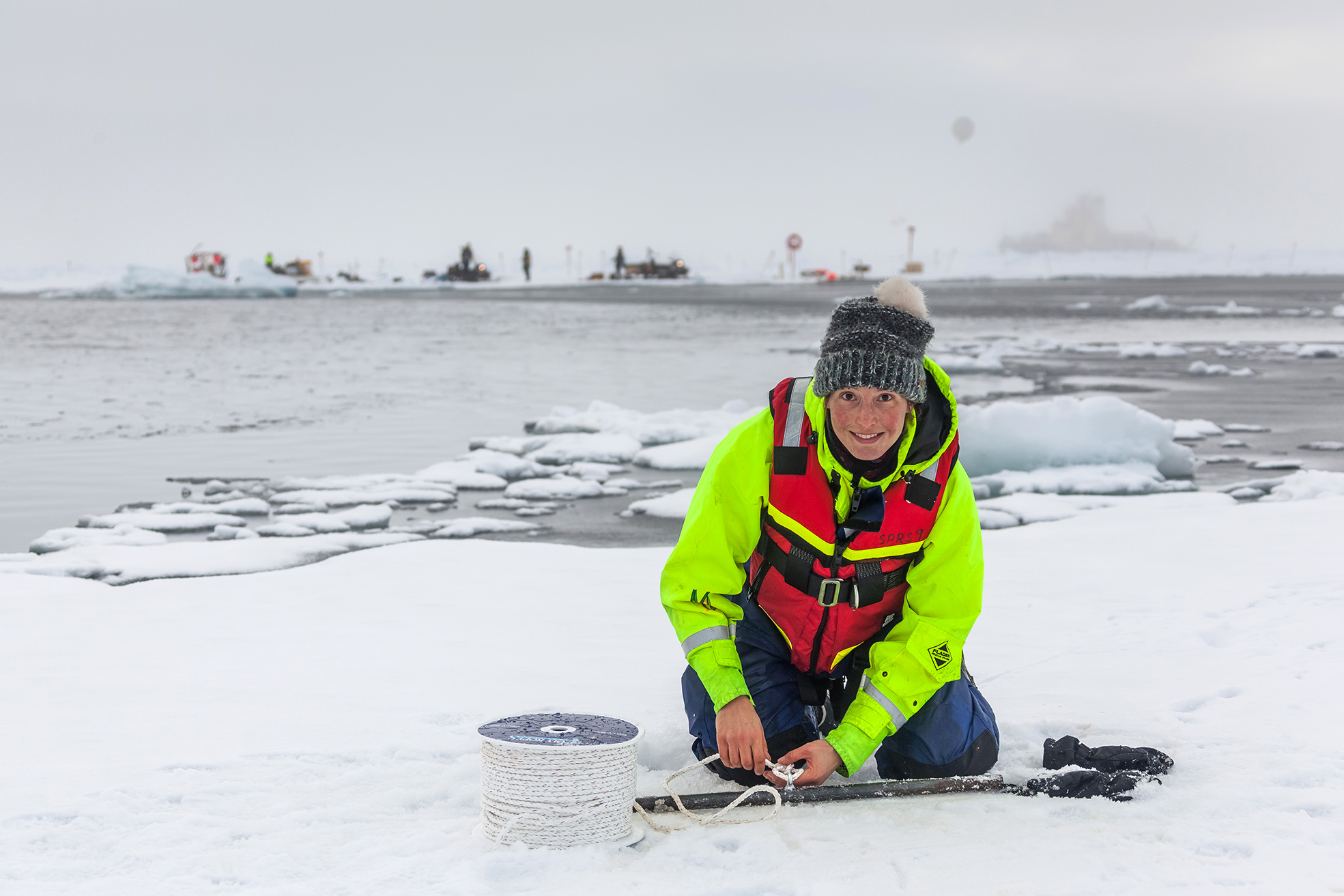 Helen Czerski gör ett isankare på ett av isflaken på andra sidan råken
