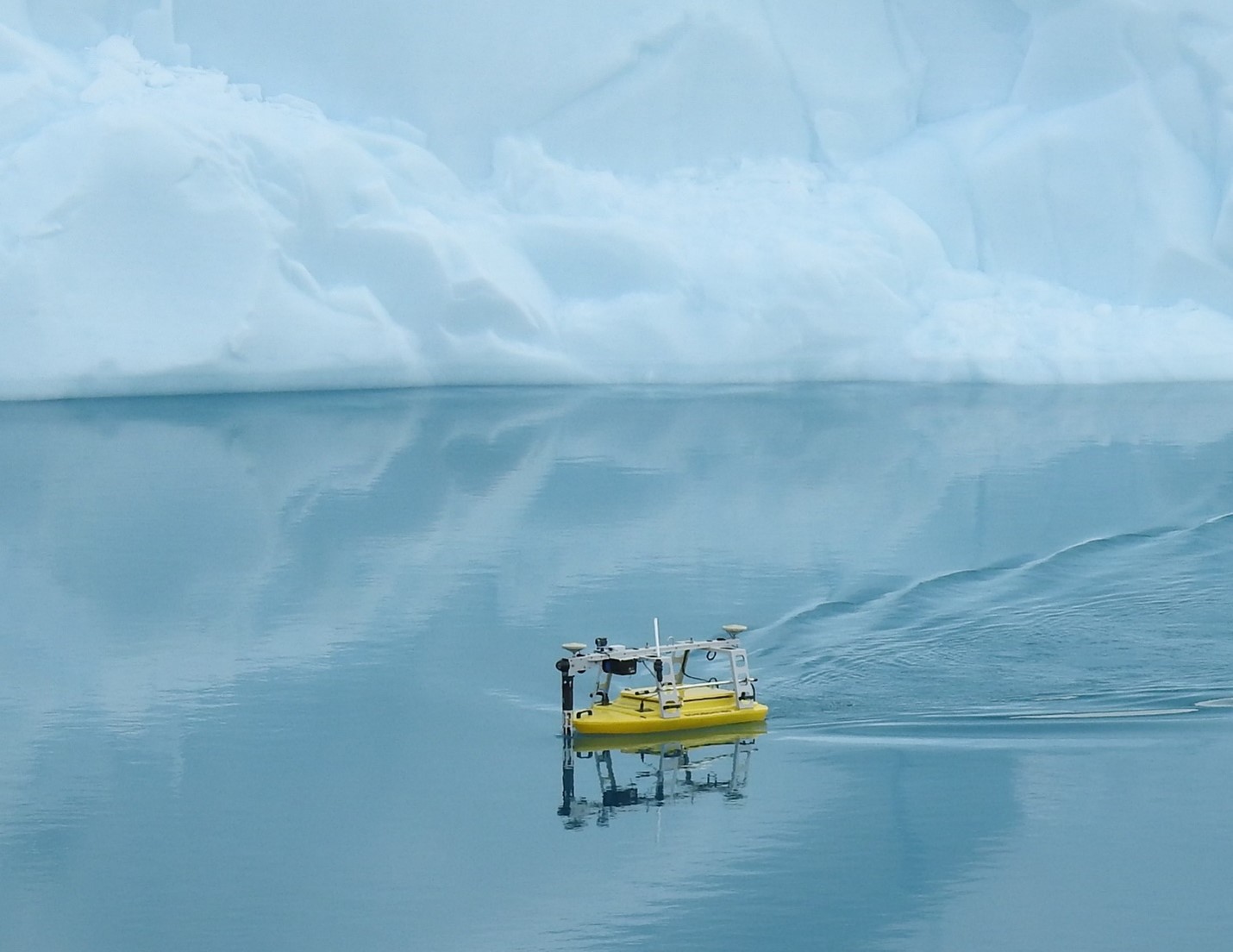 Echoboat undersöker ett isberg