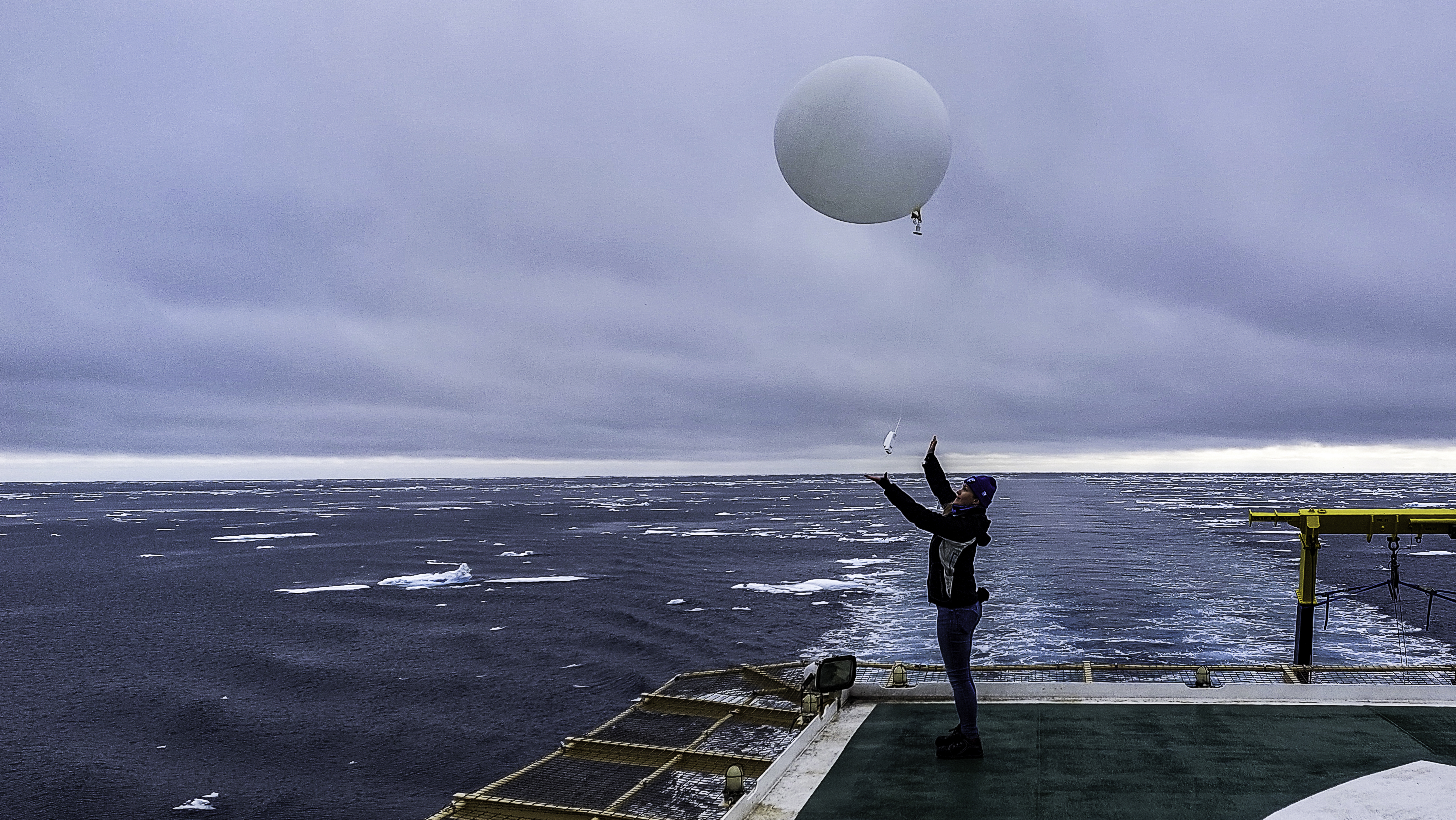 Sonja Murto, Stockholms universitet, släpper en sonderingsballong från helikopterdäck