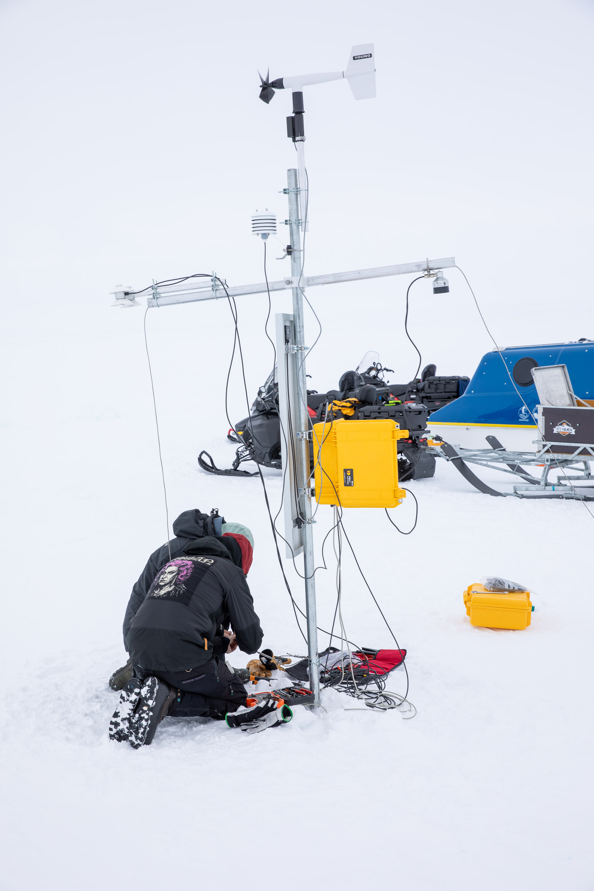Byggande och installation av den meteorologiska stationen på Riiser-Larsen shelfisen. Stationen ska under flera år mäta väder och snöförhållanden i ett annars nästan helt datalöst område
