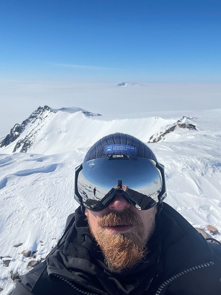 På toppen av berget Plogen i Antarktis