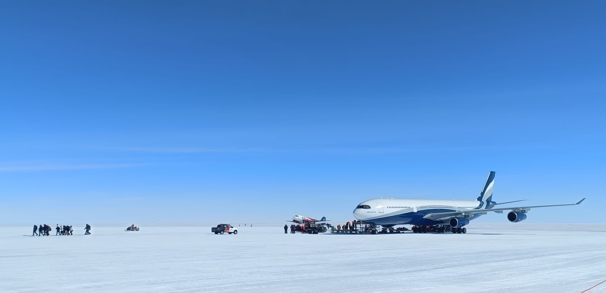 Inkvarterade i tält i avvaktan på bättre flygförhållanden 
