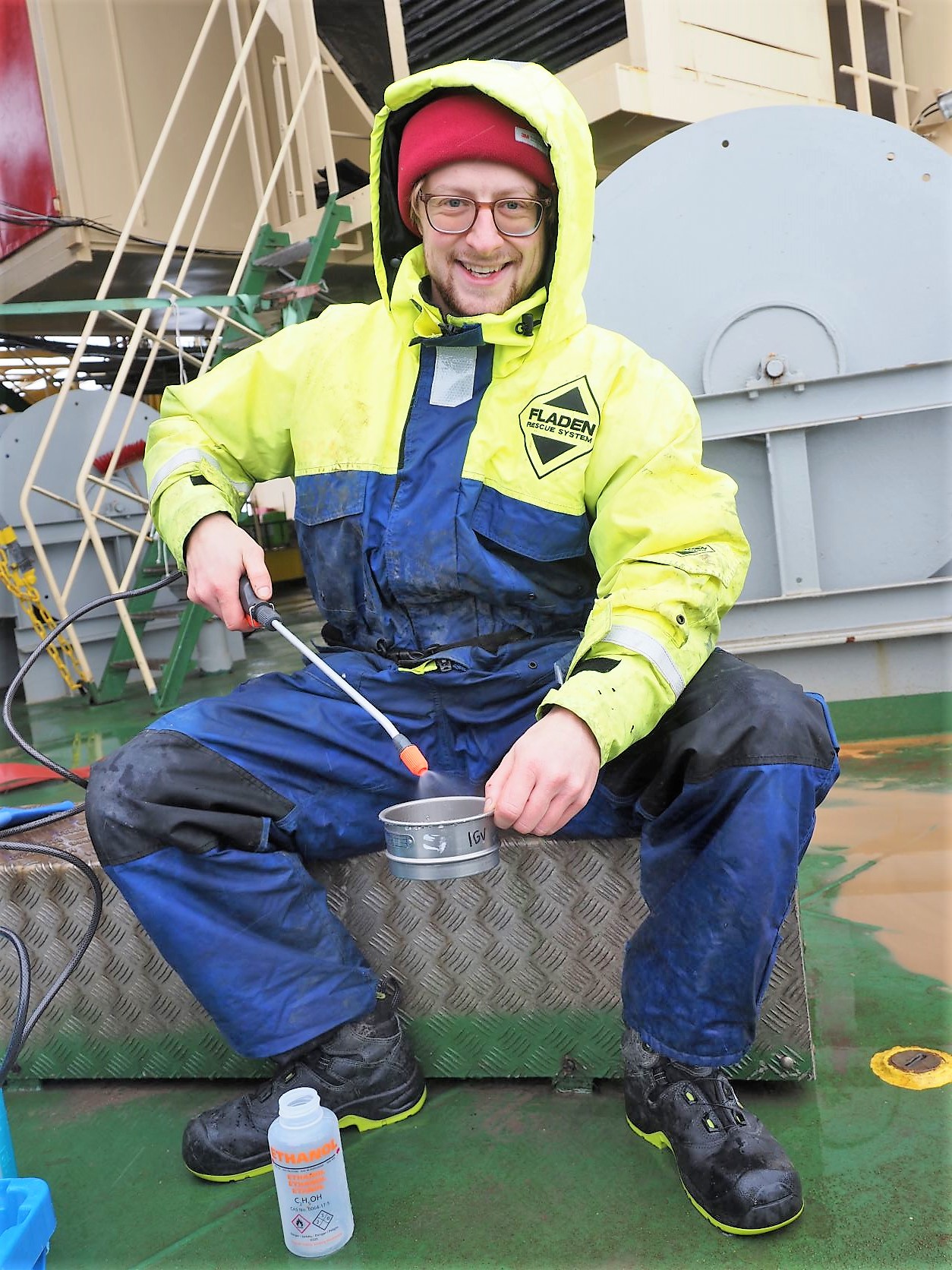 Flor Vermassen (Stockholm University) also sifted clay with a happy mood