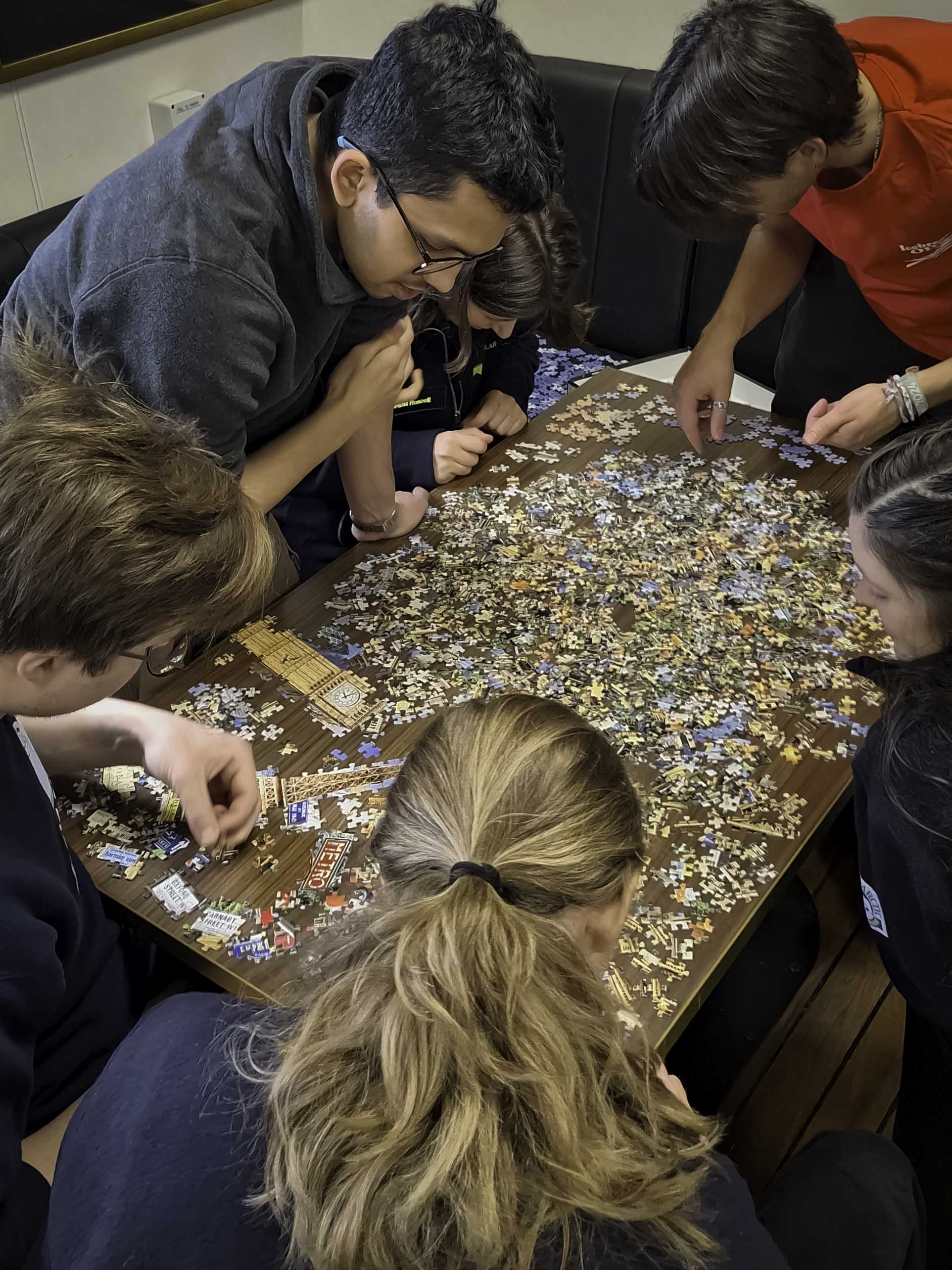 Studenter lägger pussel på isbrytaren Oden