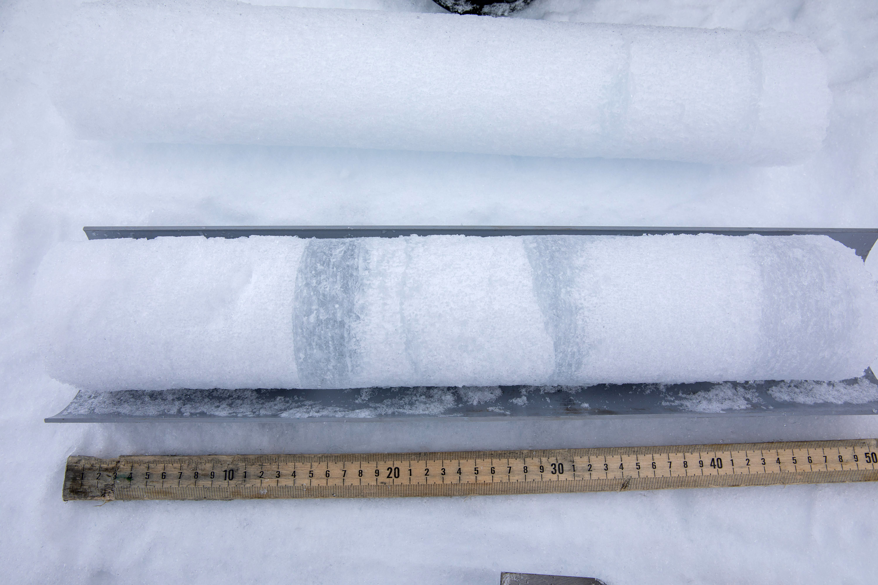 Tydliga lager av firn och is i en borrkärna från Kovacs-borren. Varje lager berättar om tidigare vintrar, som årsringar i ett träd