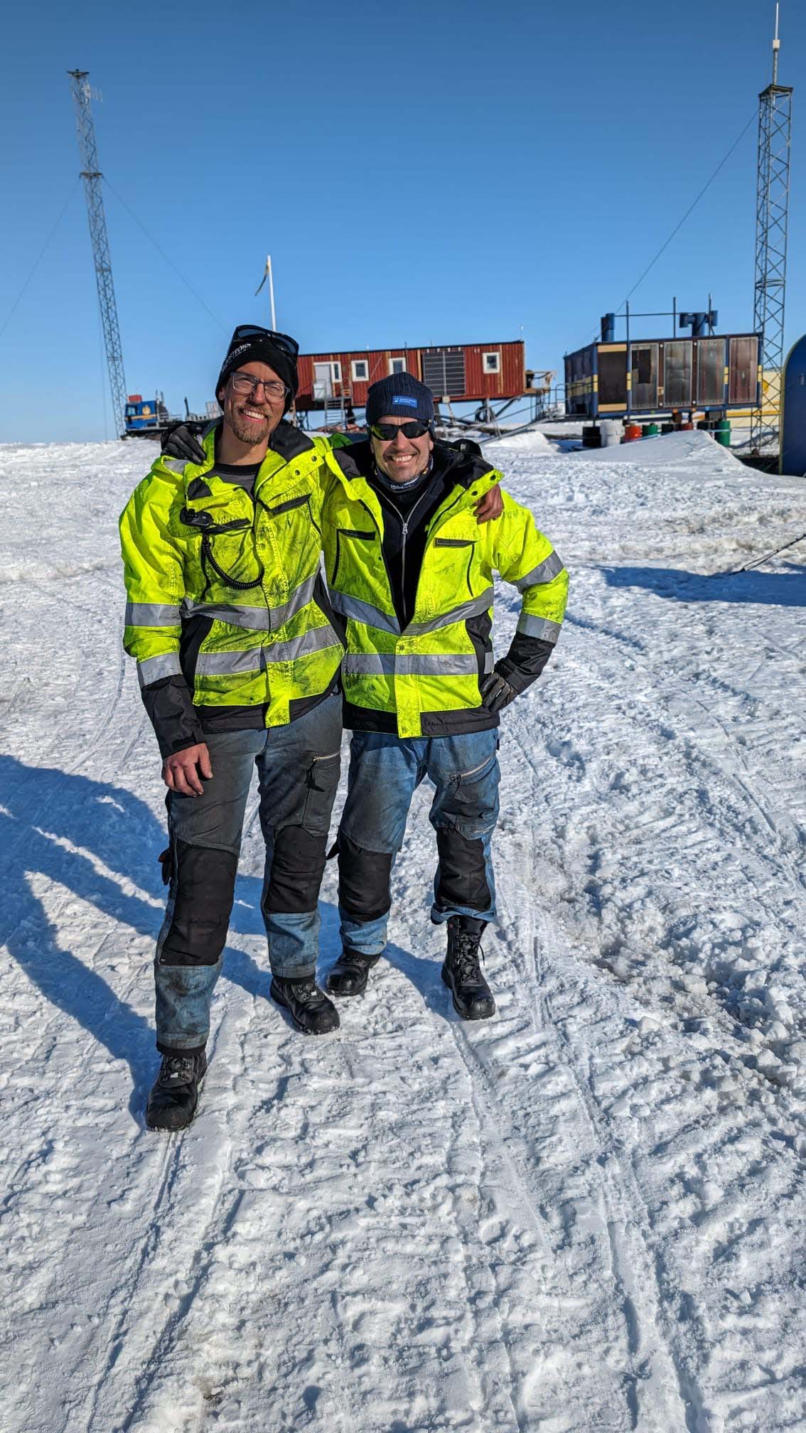 Två personer i varselgula jackor framför stationen Wasa. 