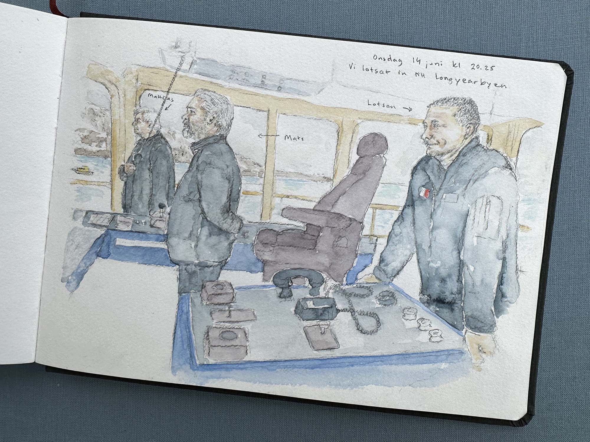 Tre personer blickar ut över vattnet på fartygsbryggan