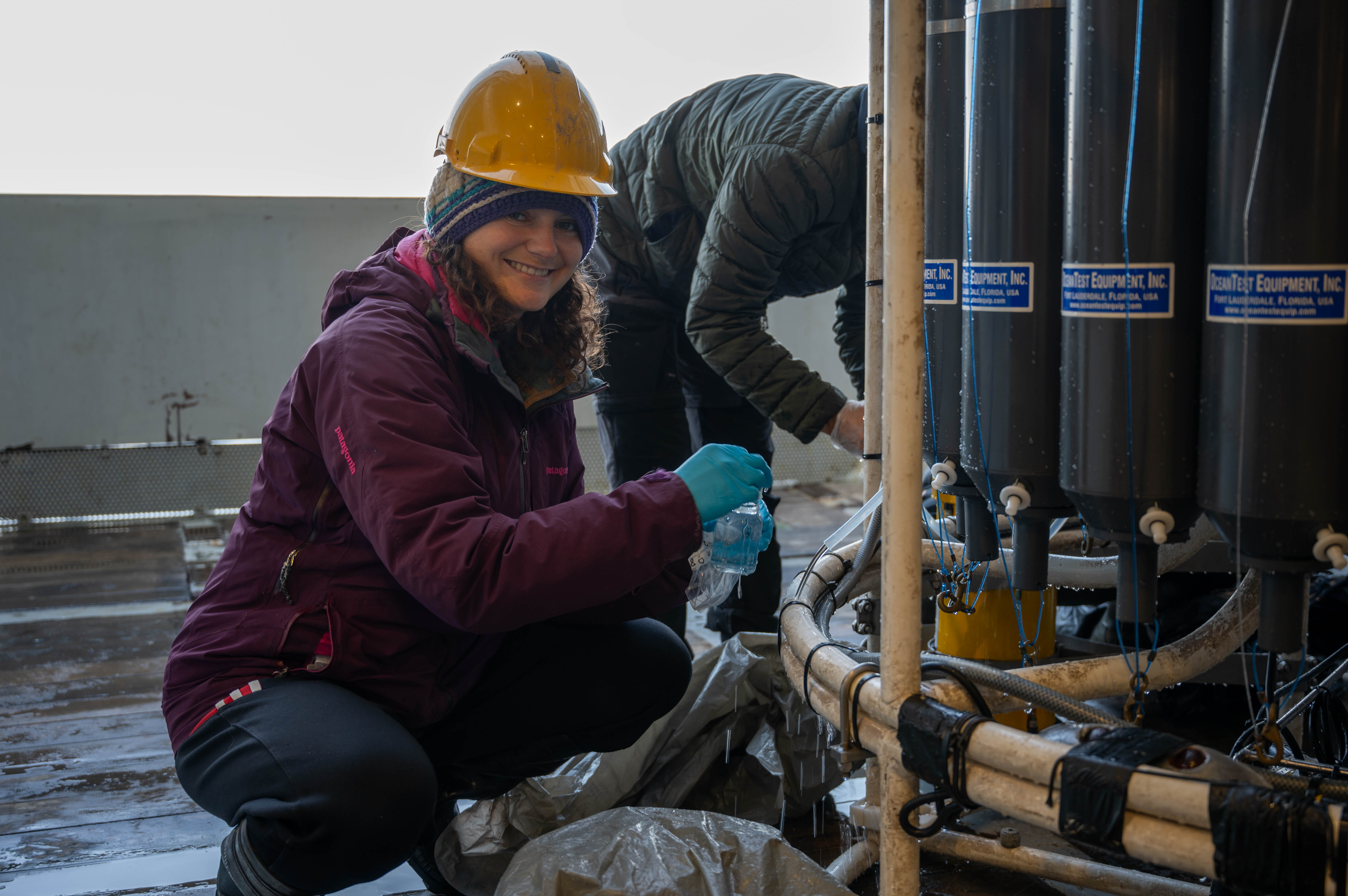 Sonja Gindorf tar vattenprover från en CTD under Arctic Ocean Research Cruise 2023 med RV Kronprins Haakon