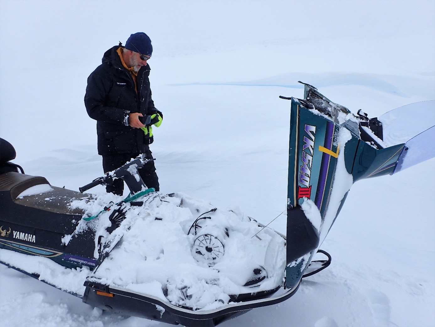 Skoter fylld med snö efter en tio dagars storm i Antarktis