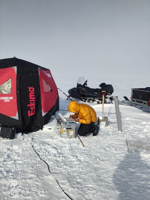 Forskare undersöker en iskärnas densitet