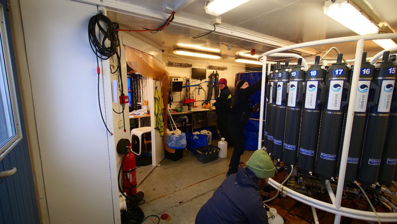 Forskare på fartyg förbereder CTD-rosett för provtagning