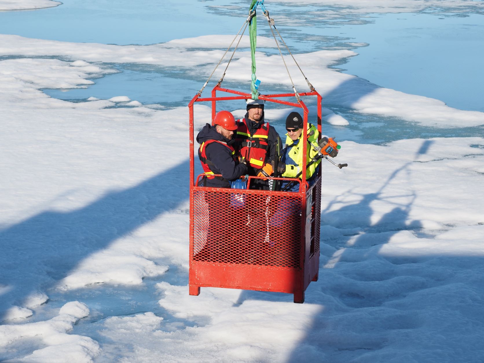 Oden förankrar i isen på väg till Nordpolen