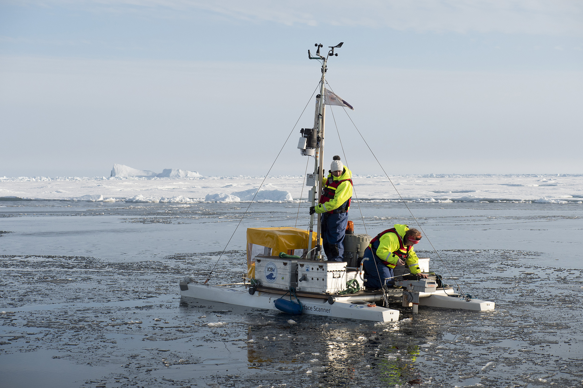 Tiera-Brandy Robinson och Matthew Salter ombord på katamaranen för att göra reparationer