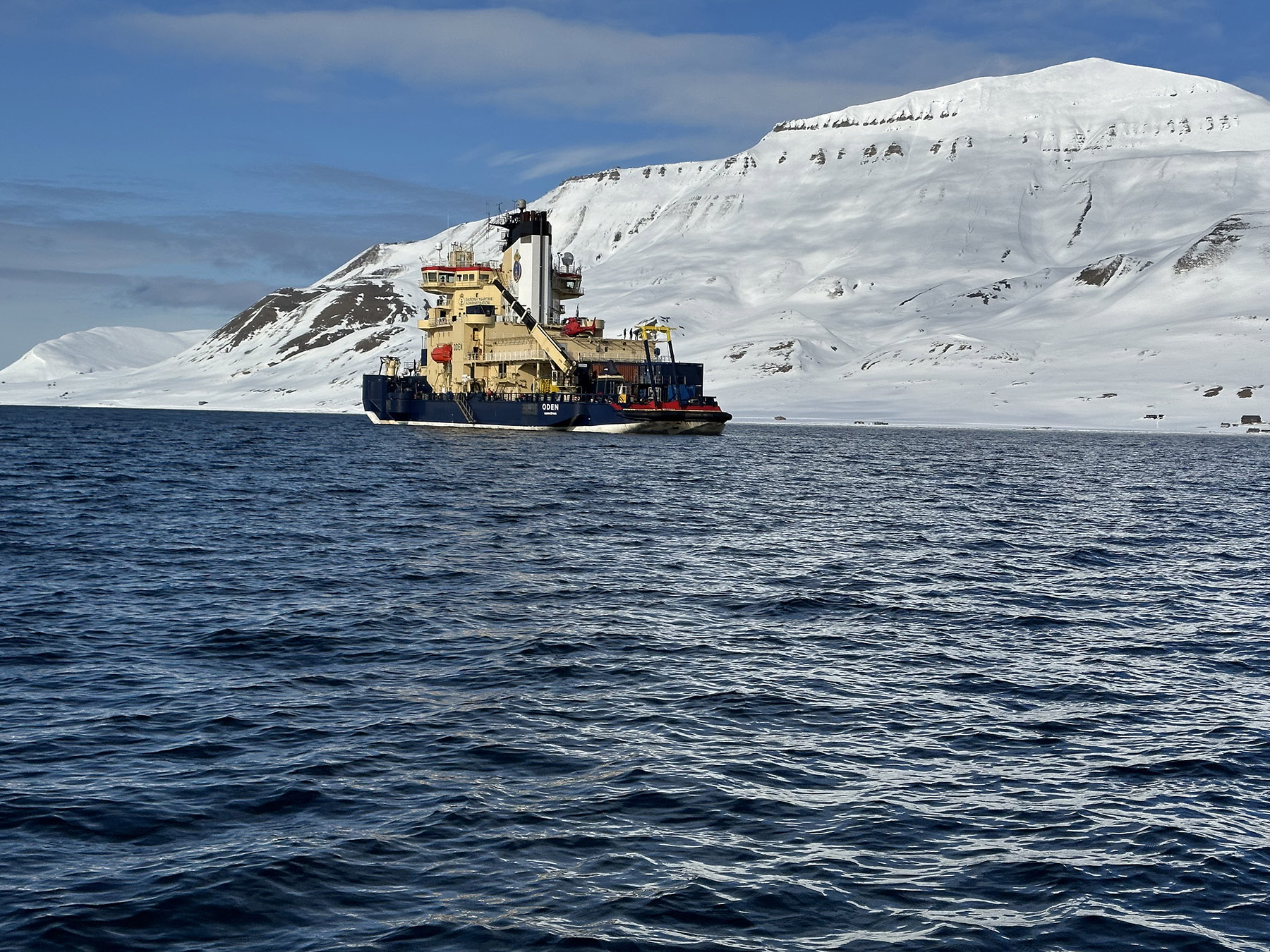 Isbrytaren Oden i öppet vatten. 