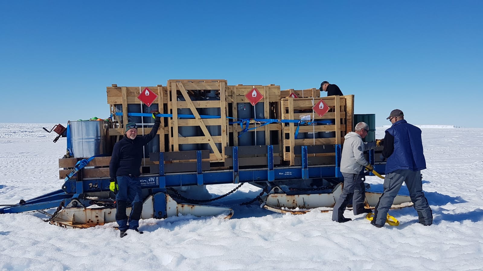 Fyra slädar på väg mot Wasa