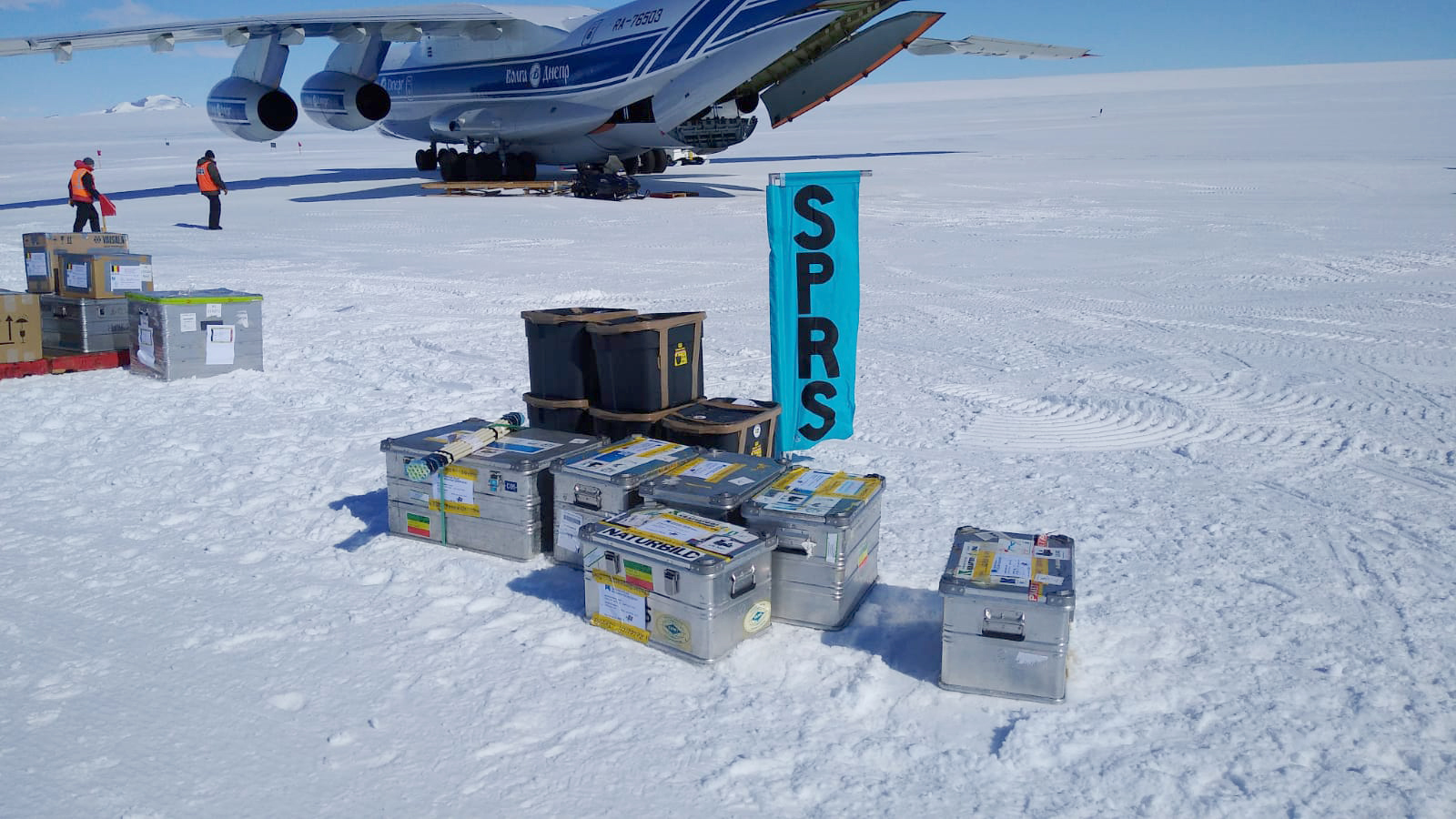 Expeditionsutrustning anländer