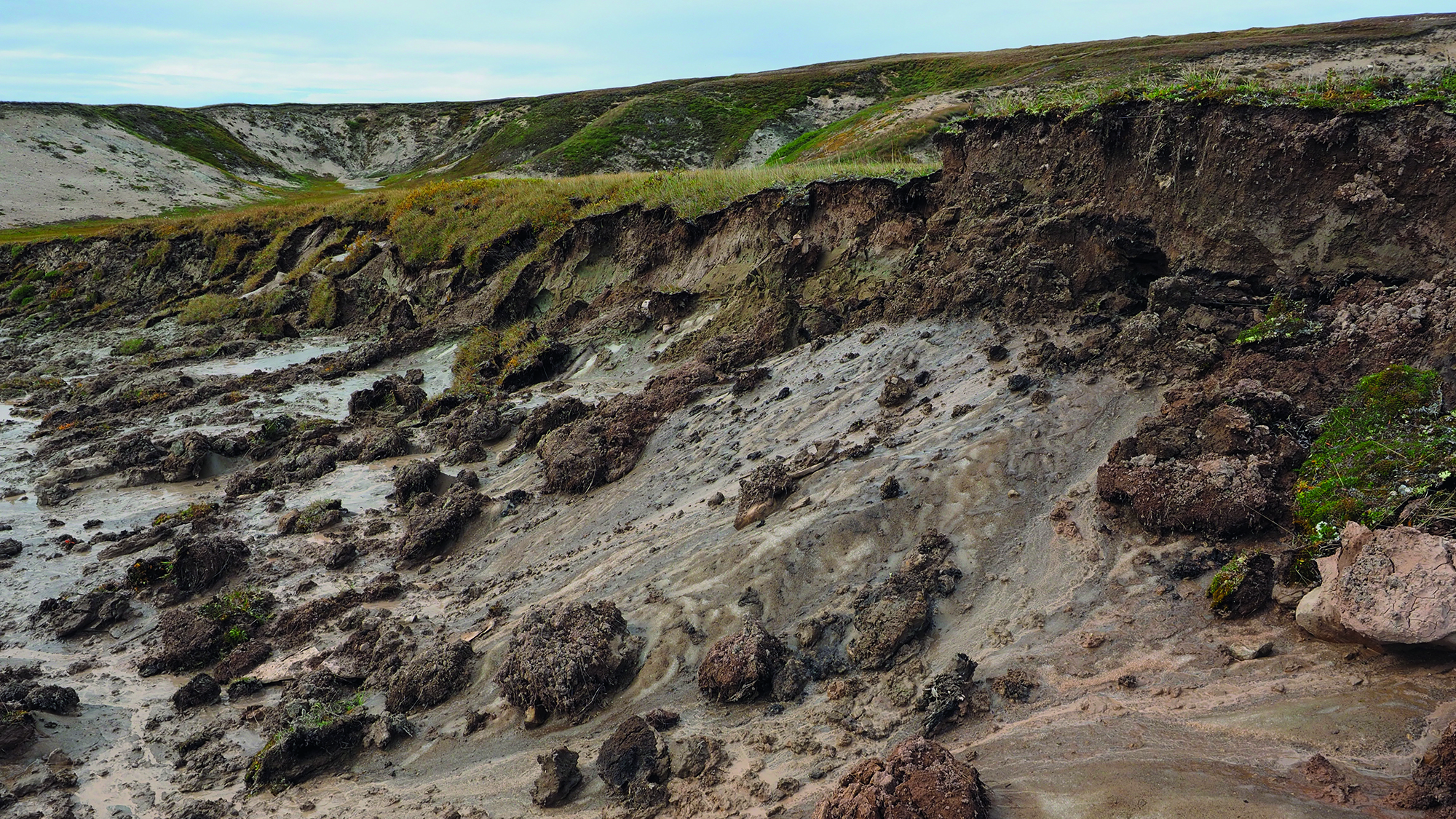 Här har det aktiva lagret gett vika på grund av en snabbt tinande permafrost under. Bilden är tagen i Cambridge Bay.