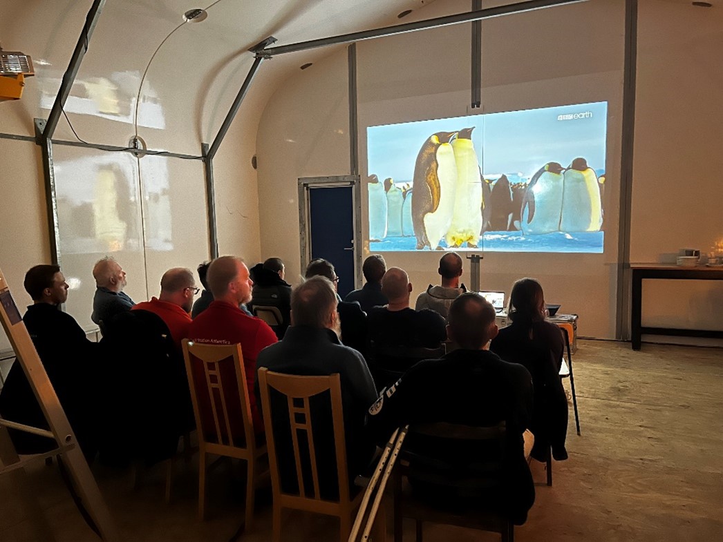 Invigning med biovisning i garaget